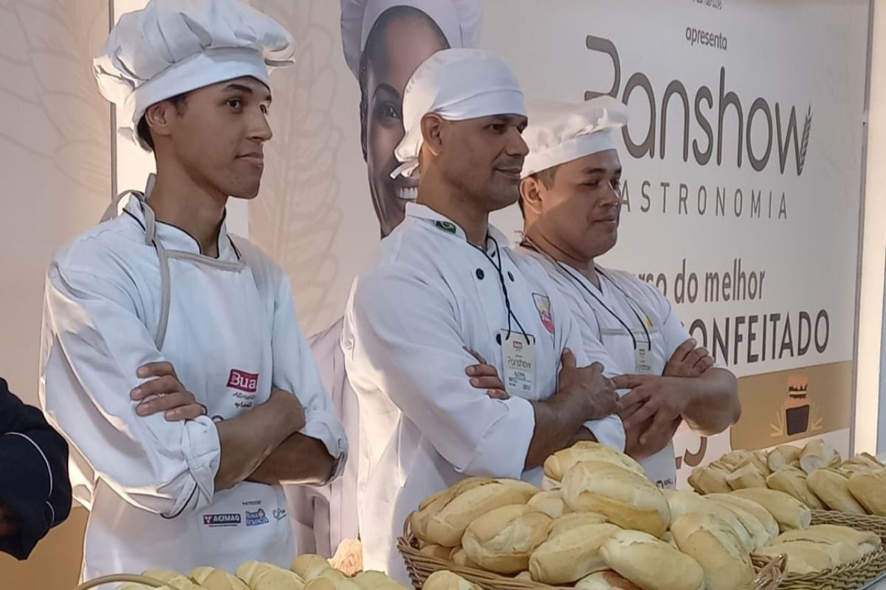 Três chefs estão em frente a uma placa que diz bonshow