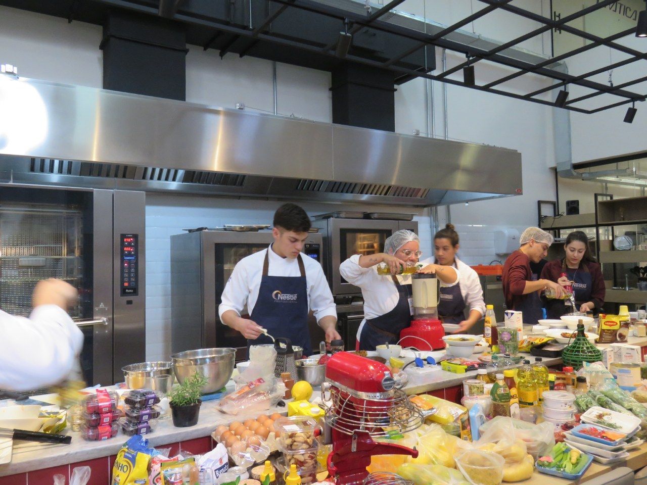 Um grupo de pessoas está preparando comida em uma cozinha.