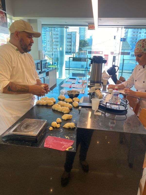 Um homem e uma mulher estão preparando comida na cozinha