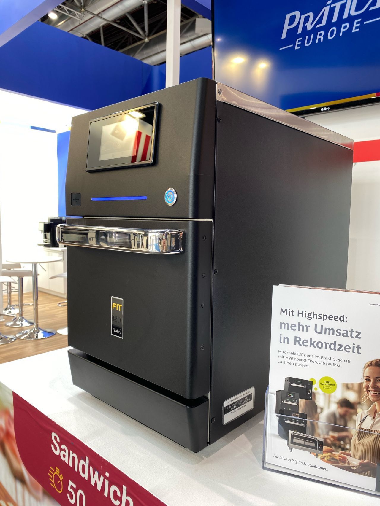 Uma máquina de sanduíches está em cima de uma mesa.