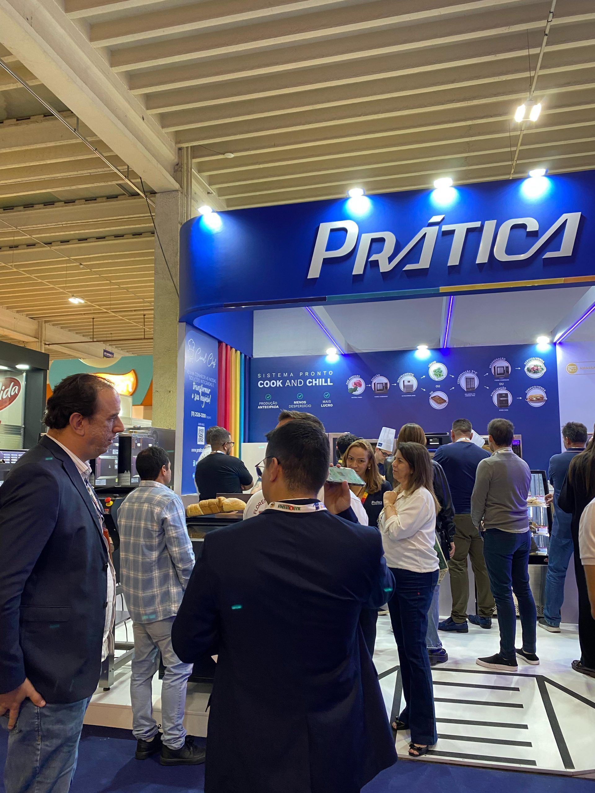 Um grupo de pessoas está em frente a um estande de prática.