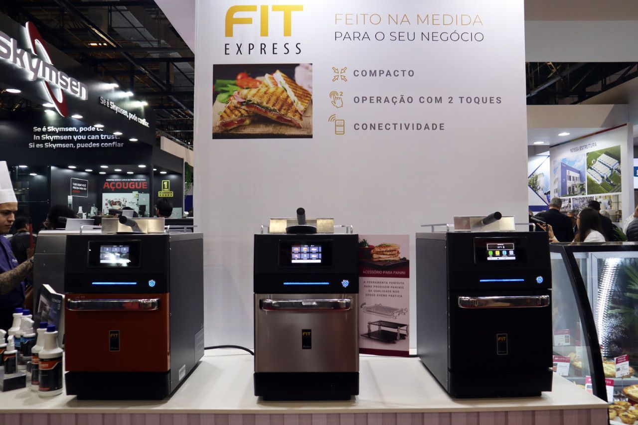 Um homem está parado em frente a uma placa que diz fit express