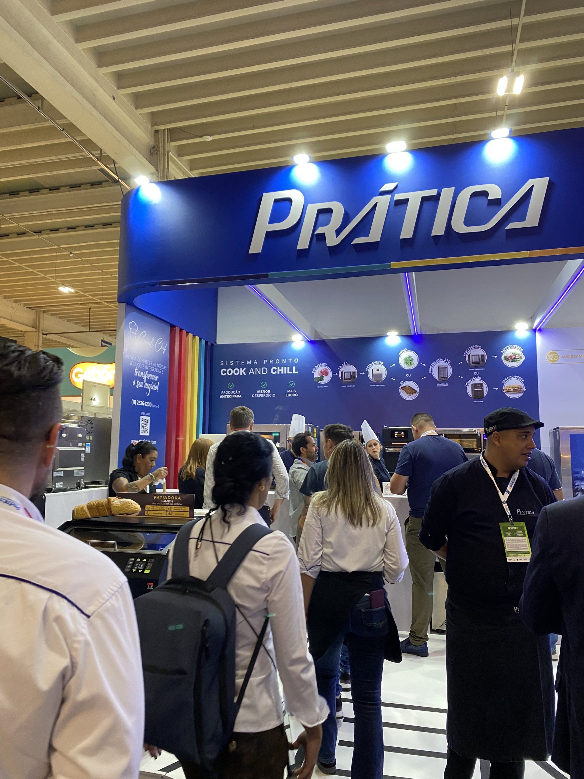 Um grupo de pessoas em pé sob uma placa que diz pratica