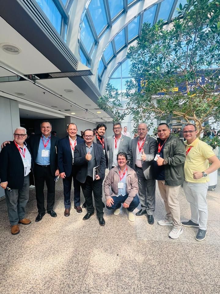 Um grupo de homens está posando para uma foto em um prédio.