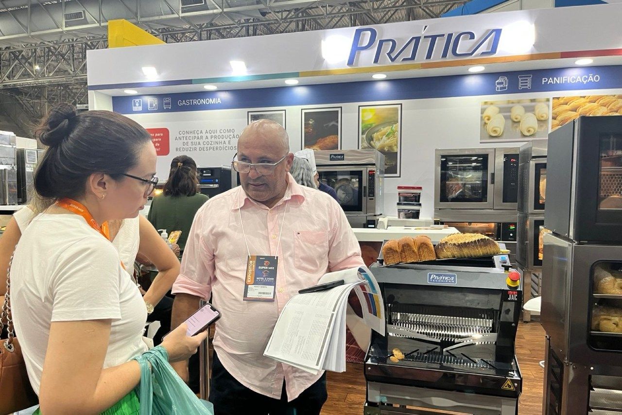 Um homem e uma mulher estão parados em frente a uma padaria.