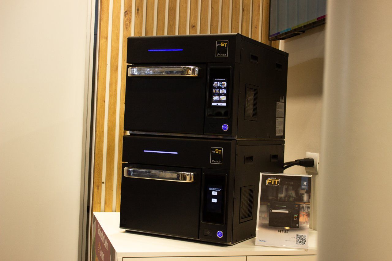 Duas caixas pretas estão empilhadas uma em cima da outra sobre uma mesa.