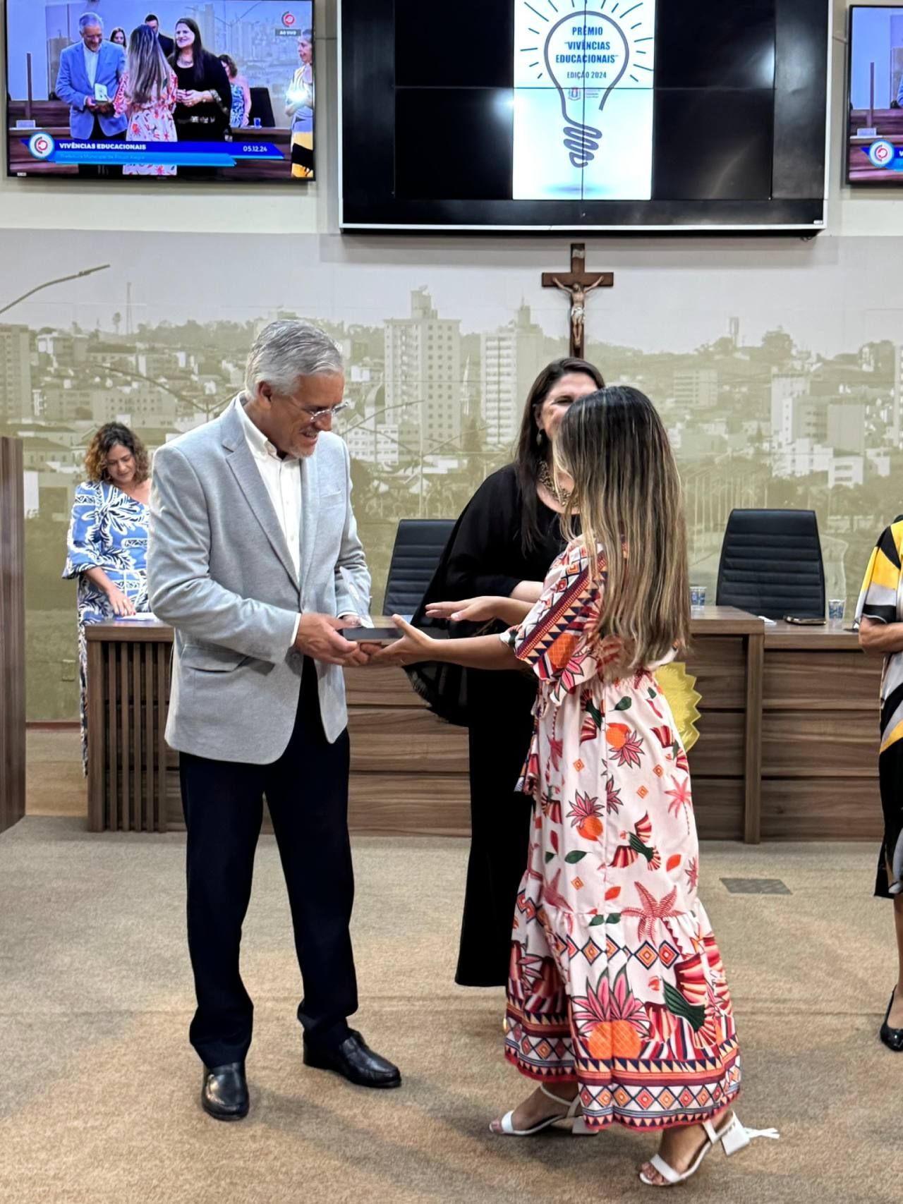 Um homem e uma mulher estão parados um ao lado do outro em uma sala.
