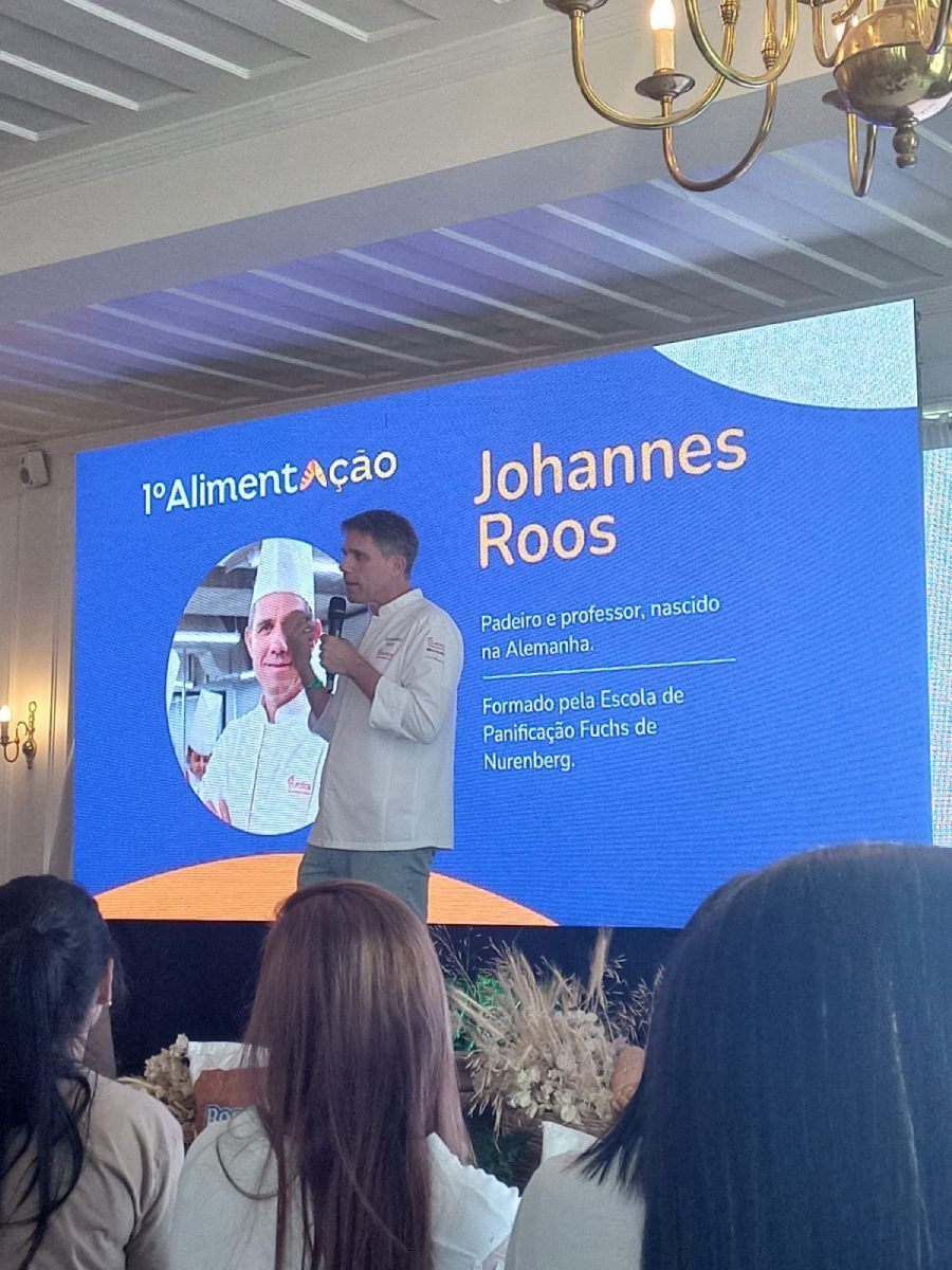 Johannes roos está fazendo uma apresentação para um grupo de pessoas