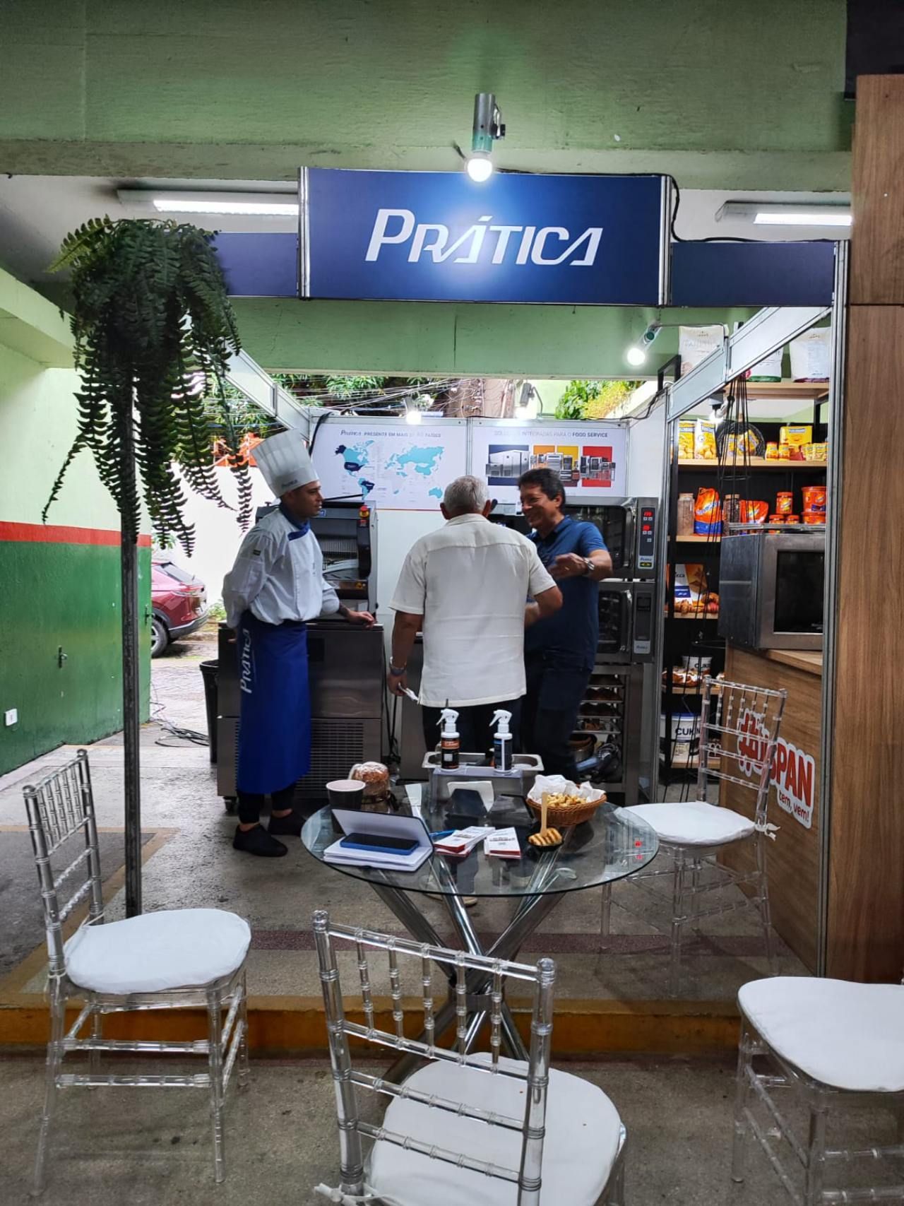 Um grupo de pessoas em pé na frente de uma loja de pratica