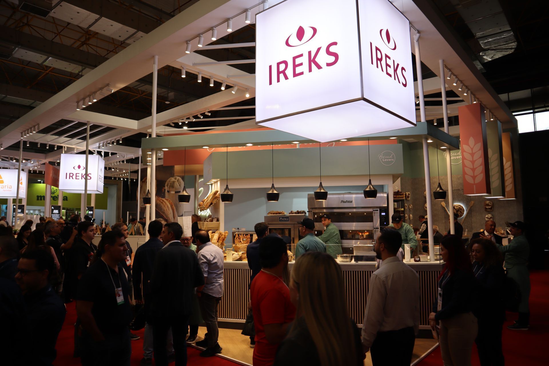 Um grupo de pessoas está em frente a uma placa que diz ireks