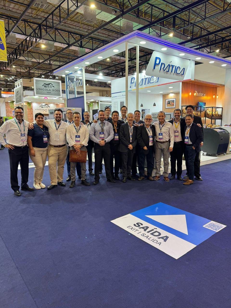 Um grupo de homens está posando para uma foto em uma convenção.