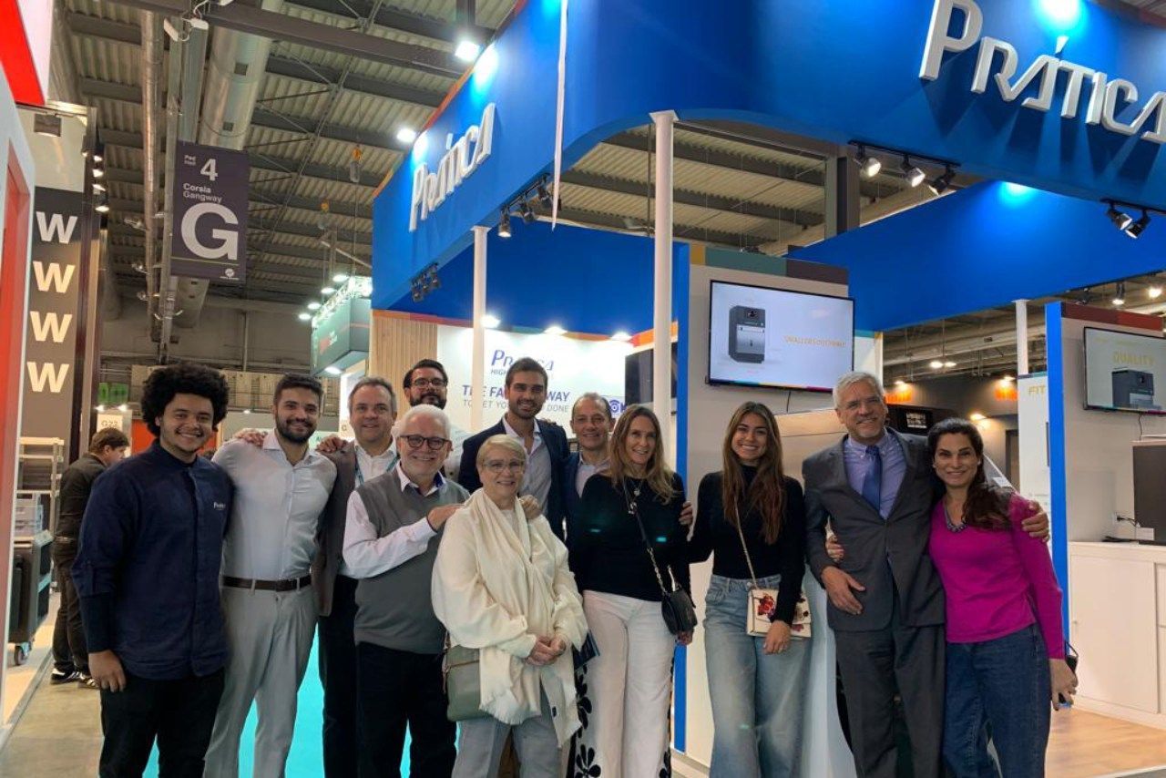 Um grupo de pessoas está posando para uma foto em uma convenção.