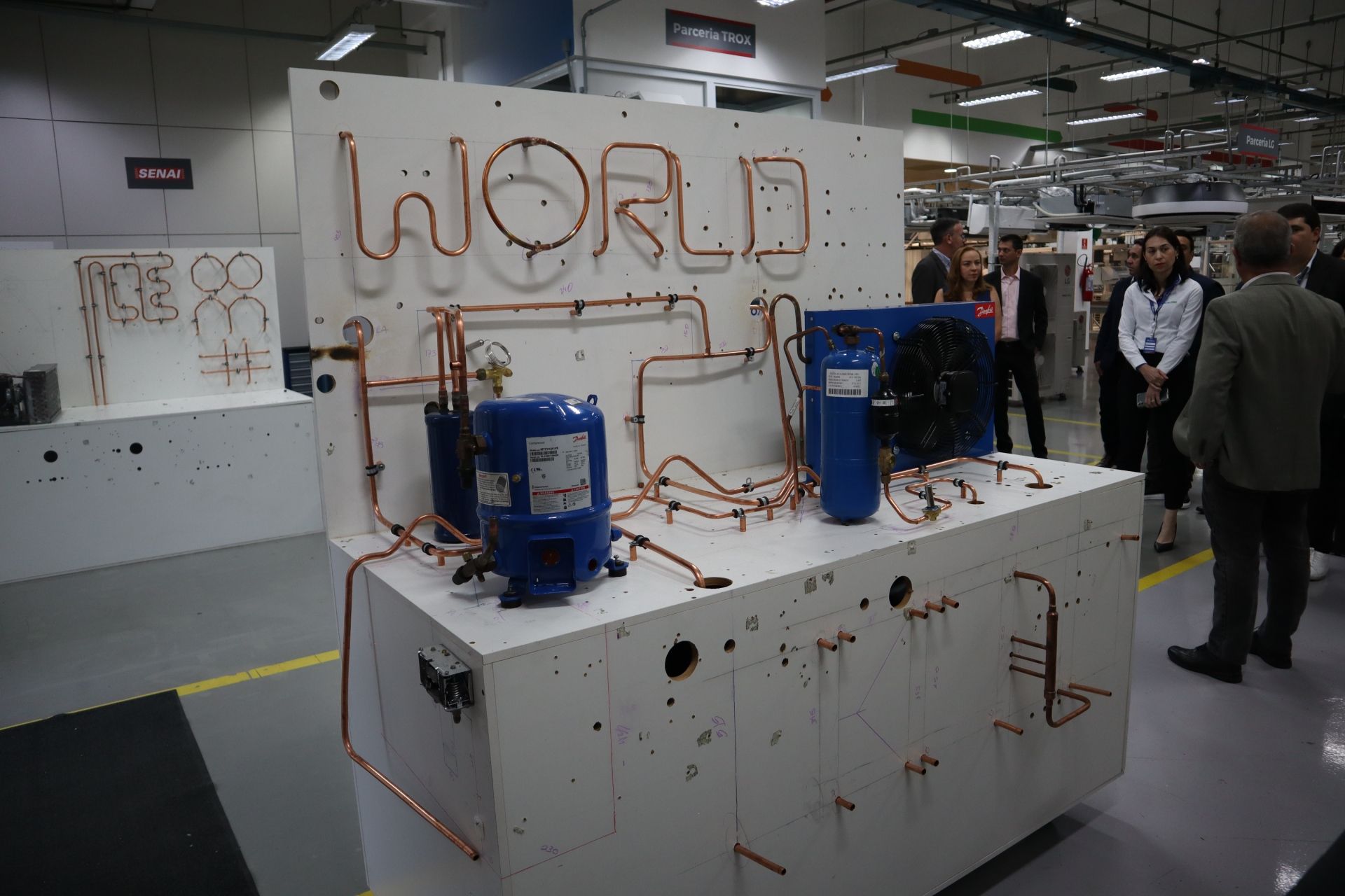 Uma unidade de refrigeração em exposição com tubulação de cobre e a palavra