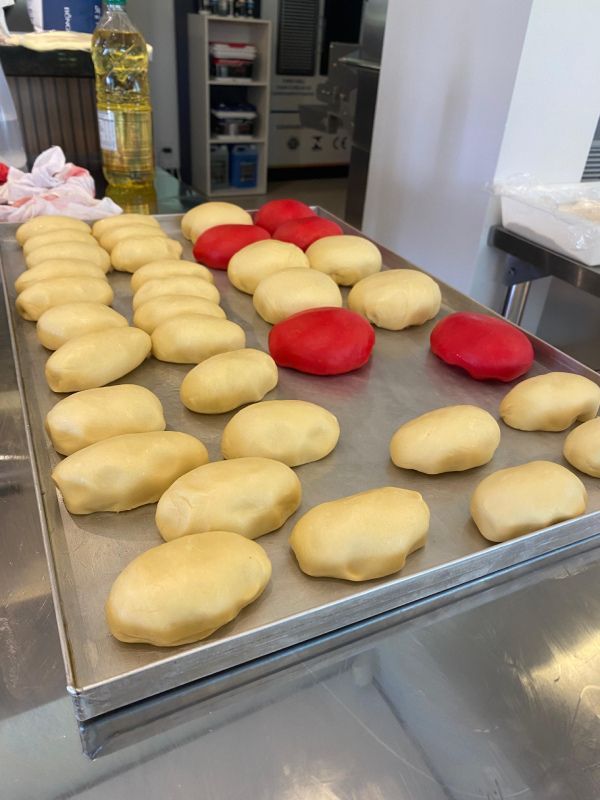 Um monte de massa em uma bandeja com massa vermelha no meio