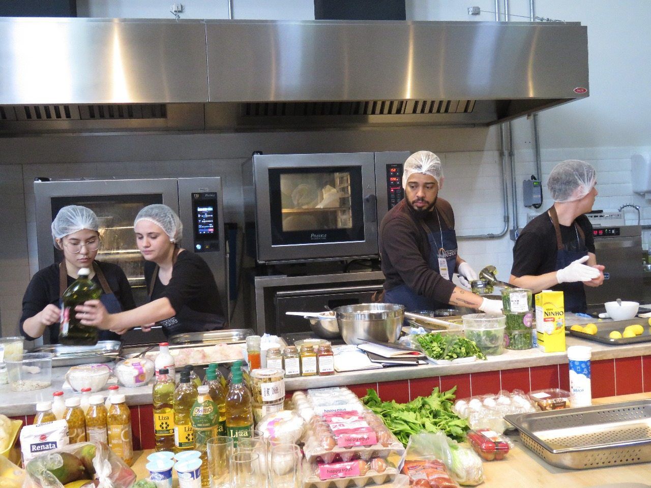 Um grupo de pessoas está preparando comida em uma cozinha
