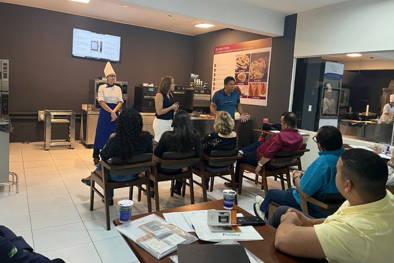 Um grupo de pessoas está sentado em mesas em um restaurante.