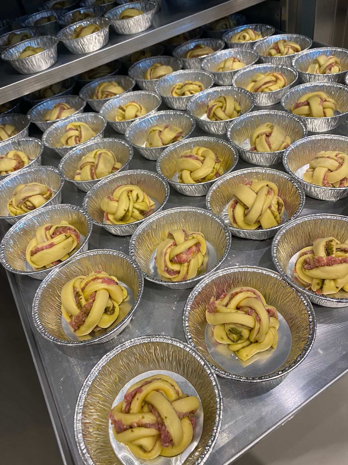 Um monte de tigelas cheias de comida estão sobre uma bandeja.