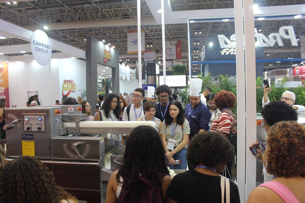 Um grupo de pessoas em uma sala com uma placa que diz 'a'