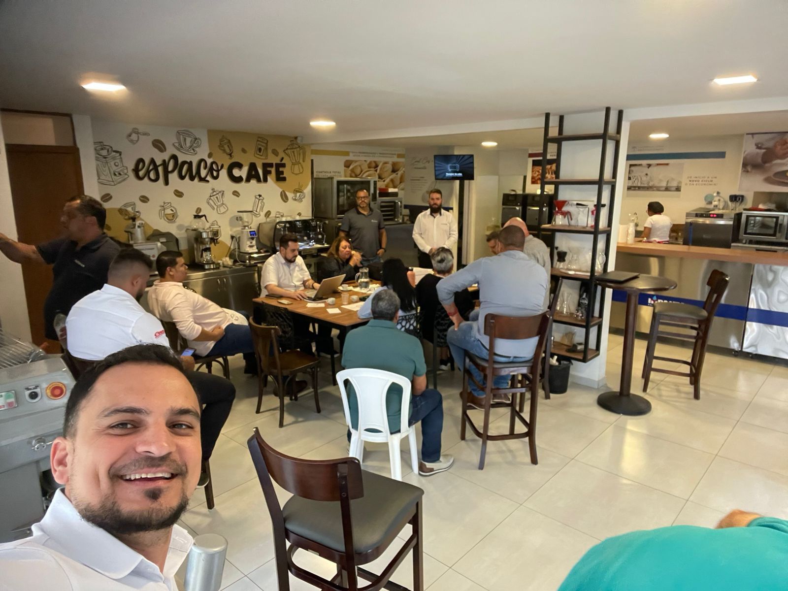 Um grupo de pessoas está sentado em mesas em um restaurante.