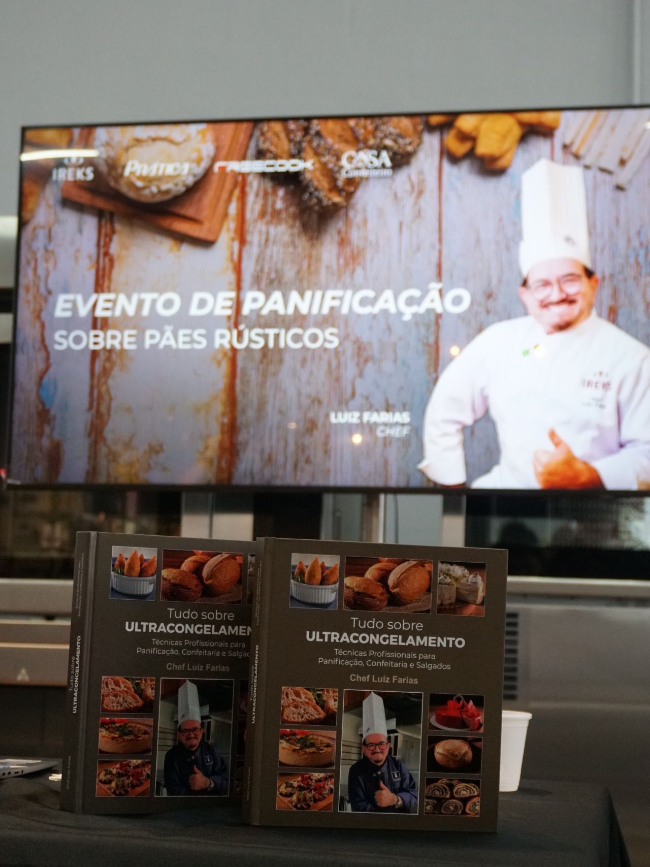 Dois livros em frente a uma tela: