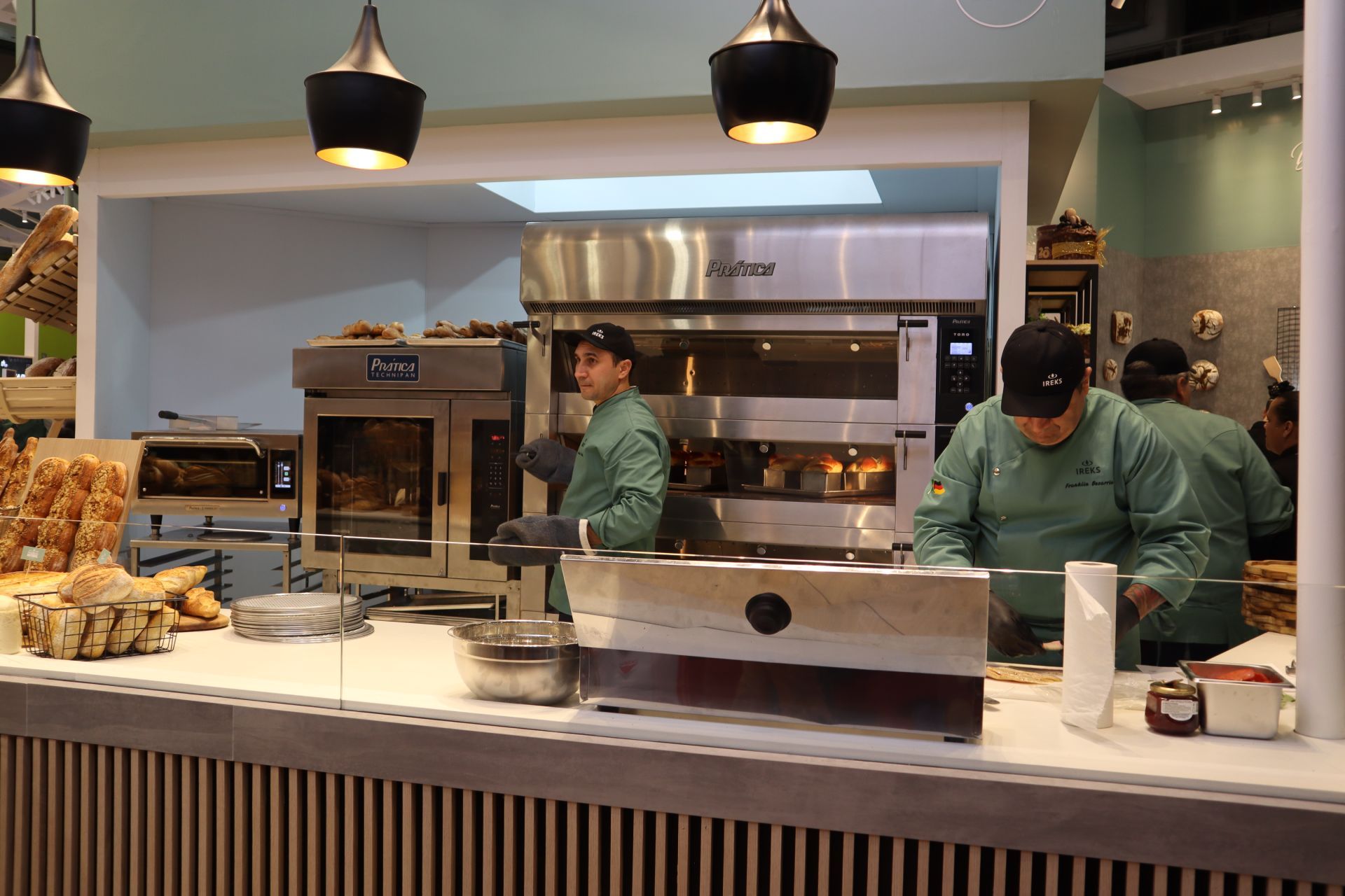 Um grupo de pessoas está trabalhando em uma padaria.