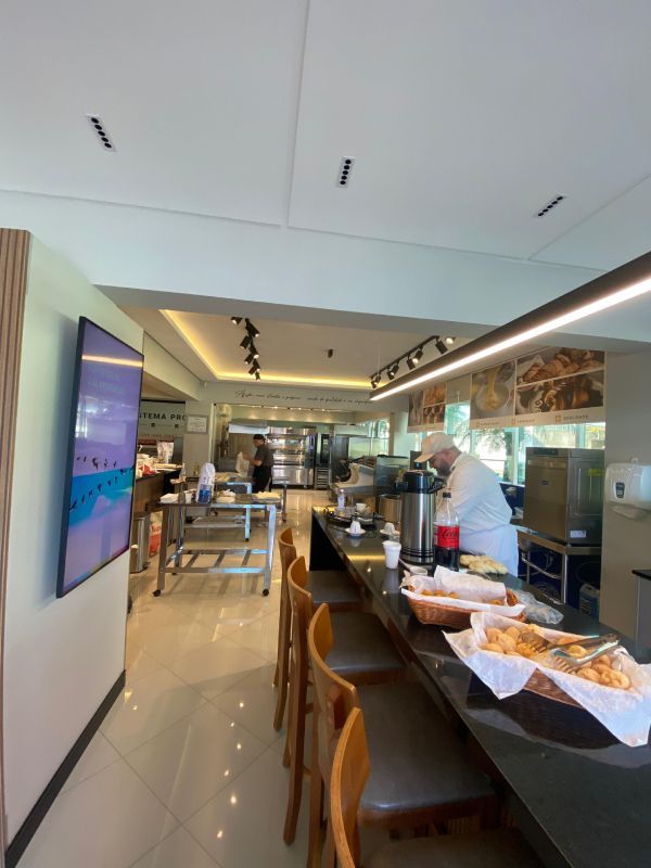 Um restaurante com uma grande TV de tela plana na parede