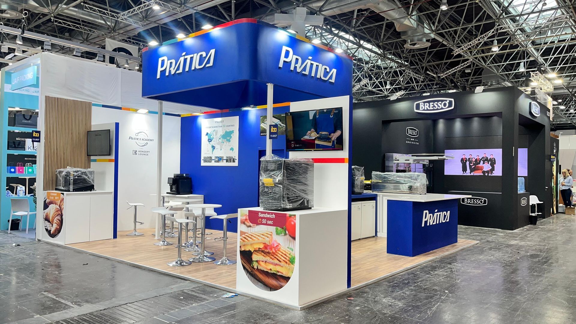 Uma cabine azul e branca com a palavra prima escrita nela.