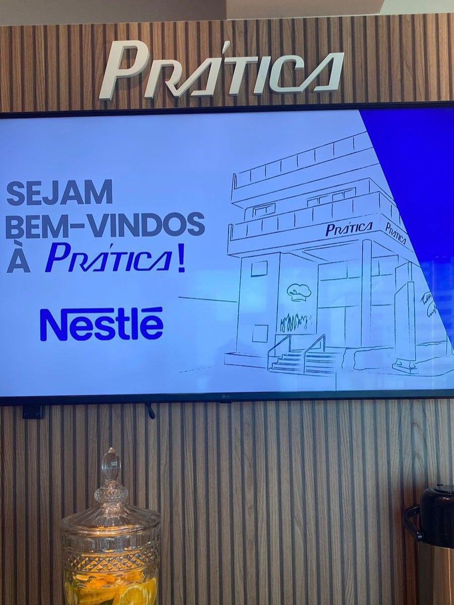 Um letreiro da Nestle está na parede ao lado de uma TV