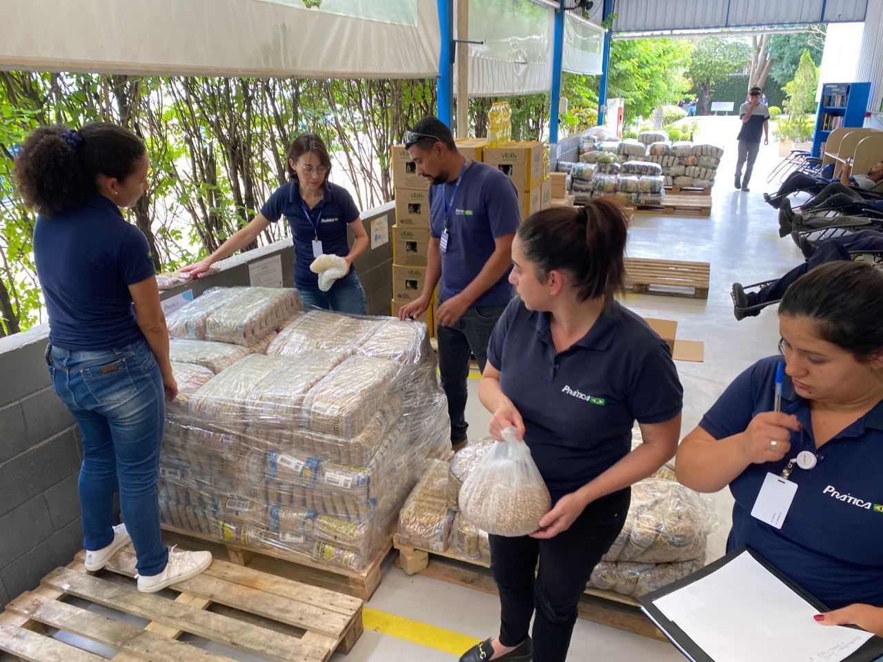 Um grupo de pessoas está trabalhando em um armazém.