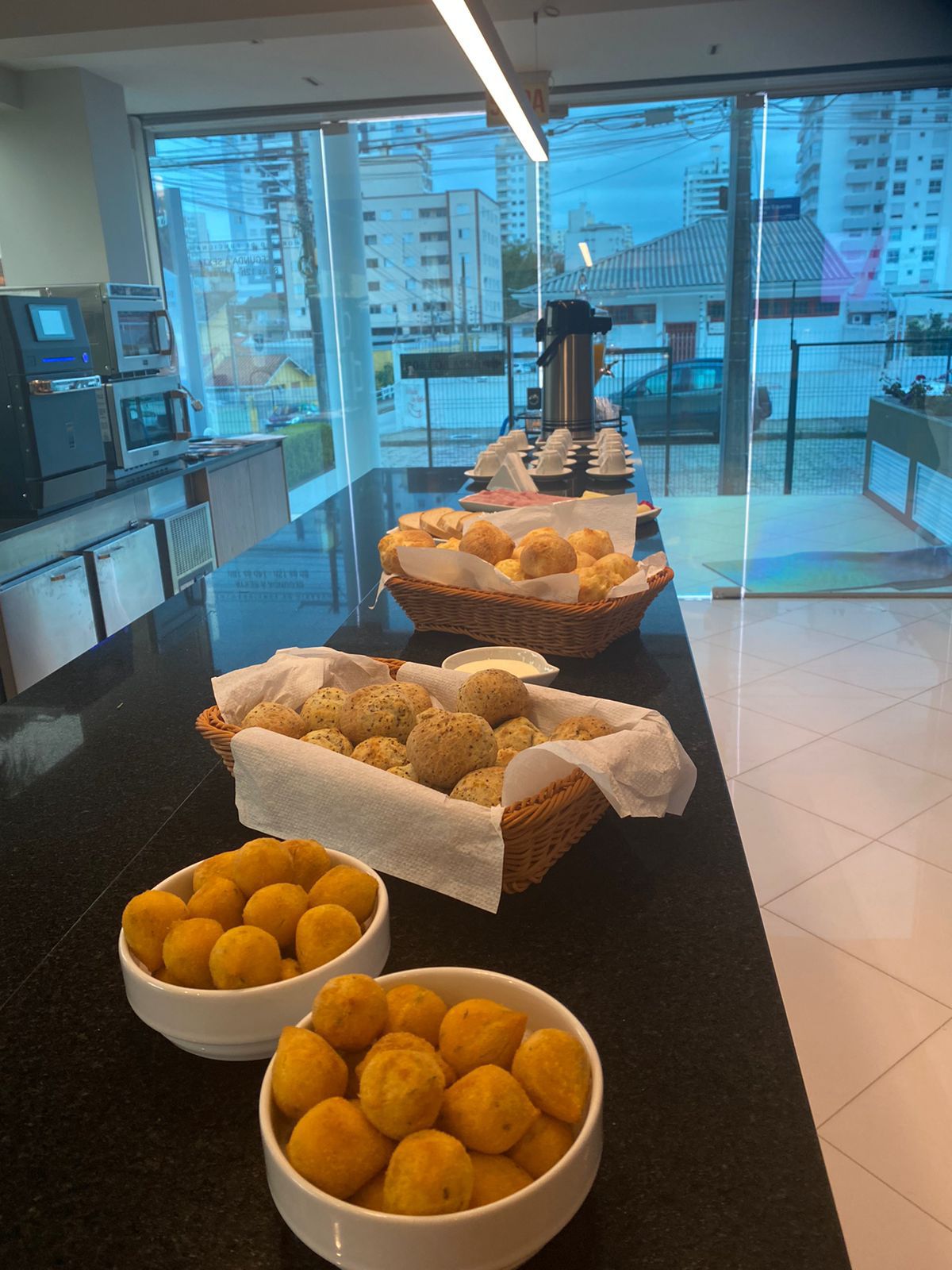 Uma mesa com tigelas de comida e cestos de pão sobre ela