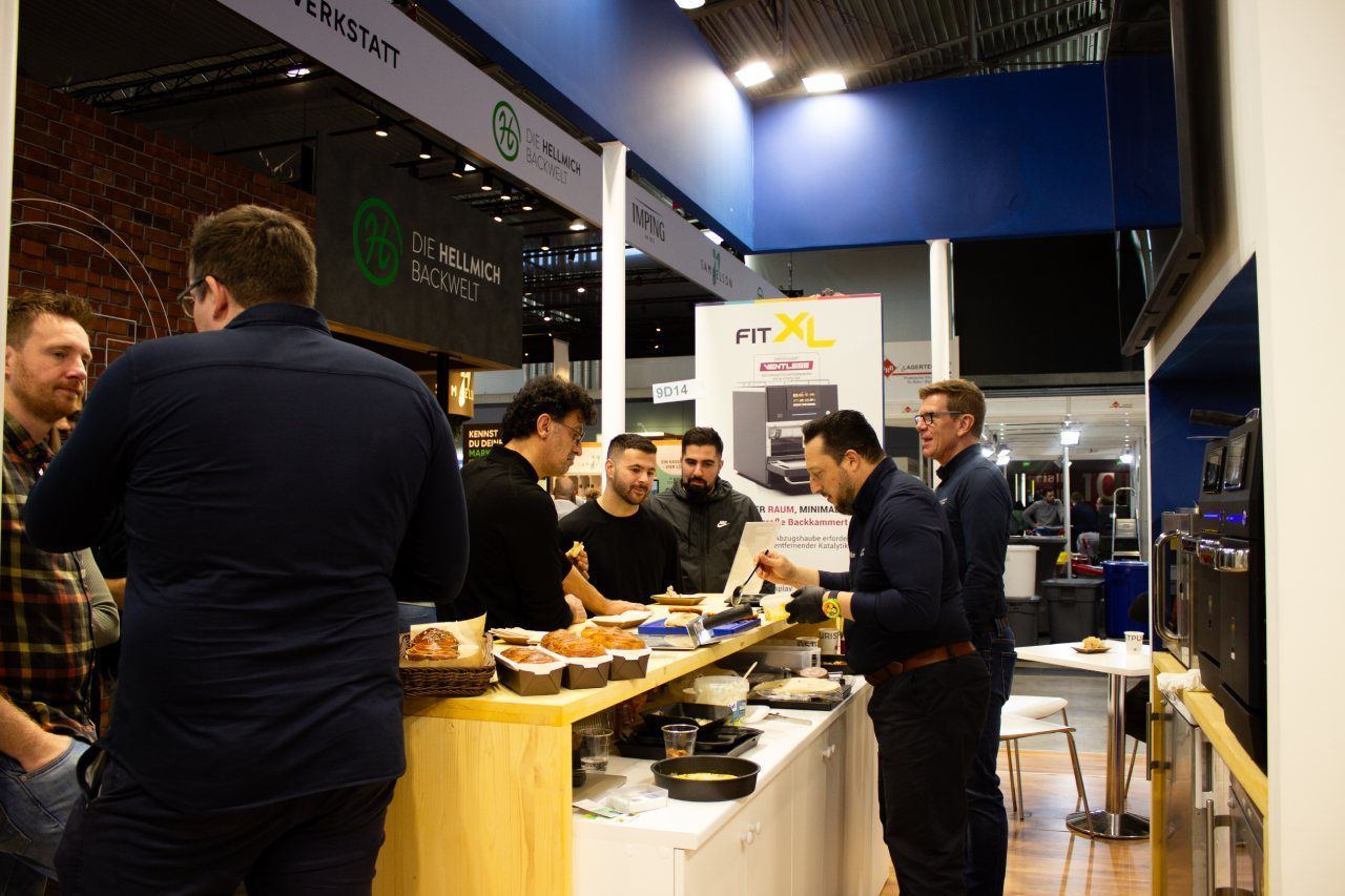 Um grupo de homens está em pé ao redor de uma mesa em uma sala.