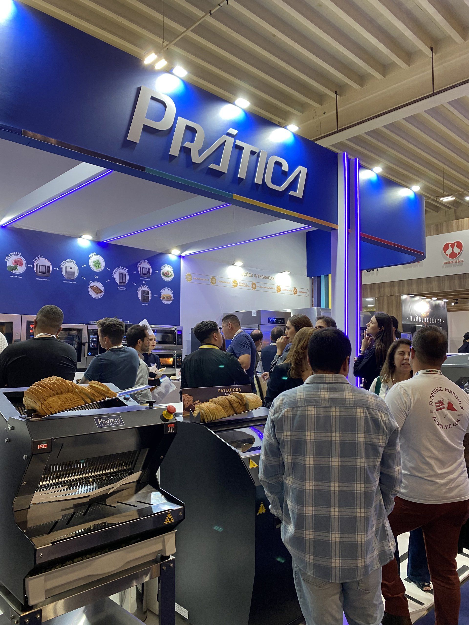 Um grupo de pessoas está parado sob uma placa que diz pratica.