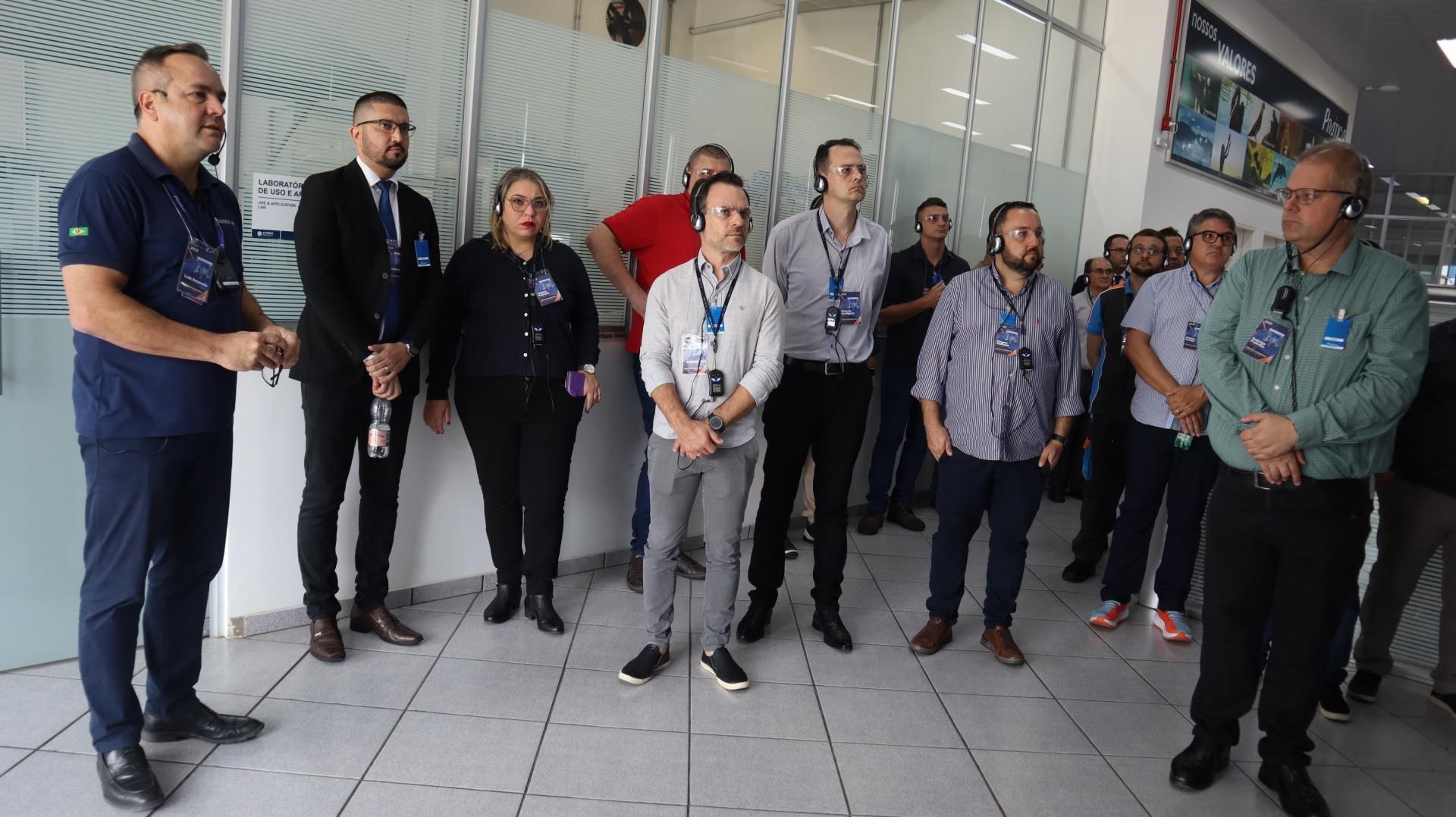 Um grupo de pessoas está em uma sala conversando entre si