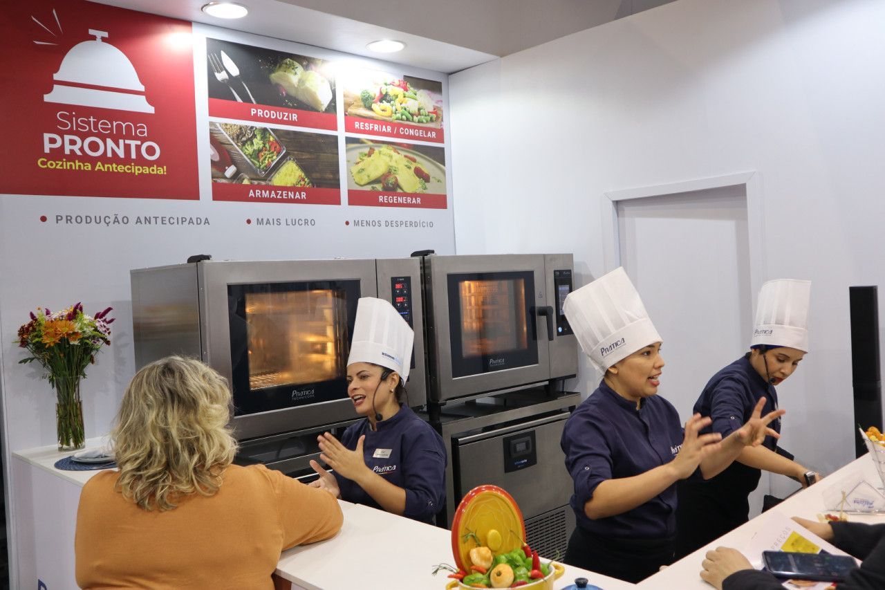 Uma mulher está sentada em um balcão em frente a uma placa que diz pronto.