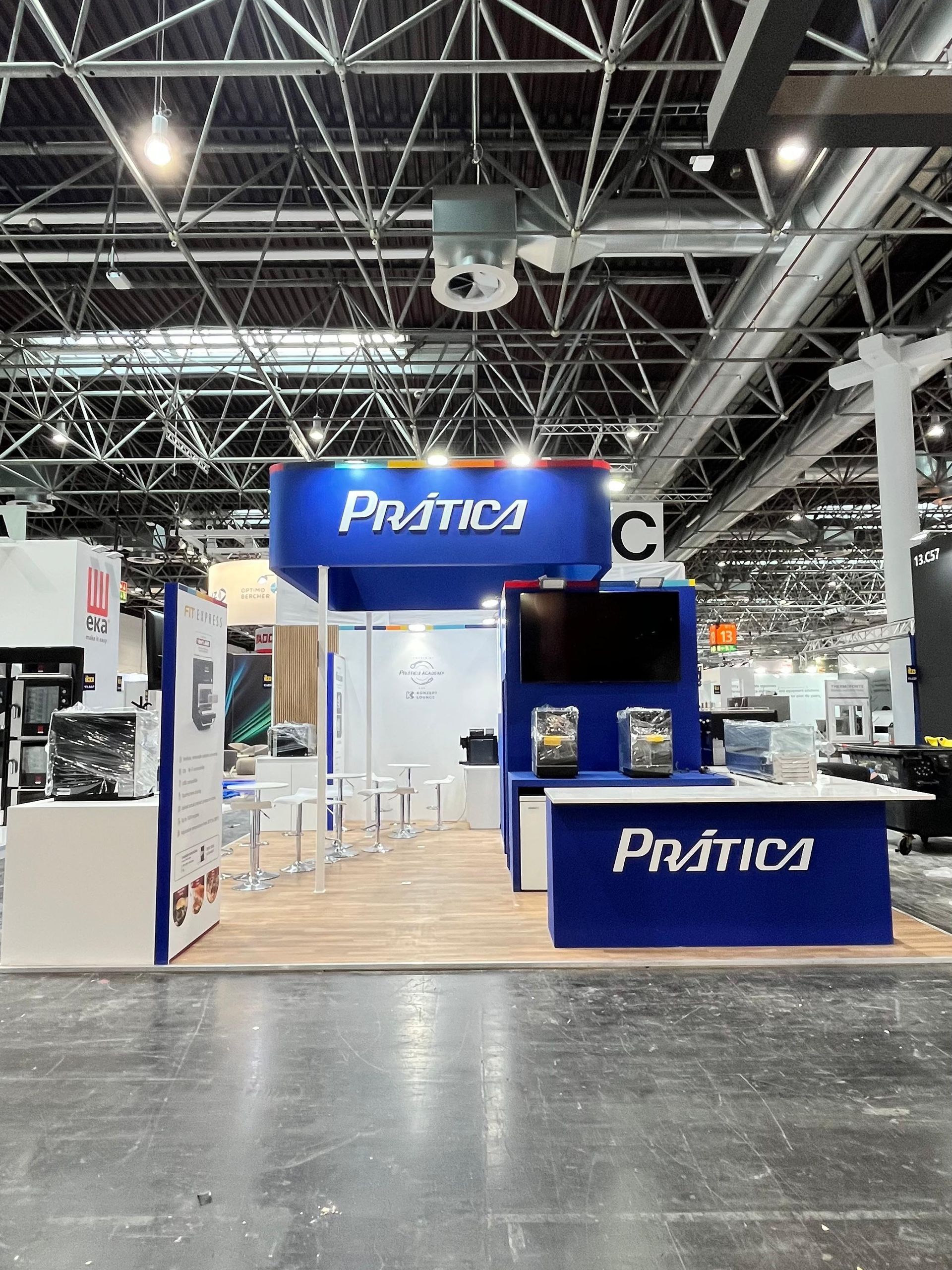 Uma cabine azul e branca com a palavra pratica nela