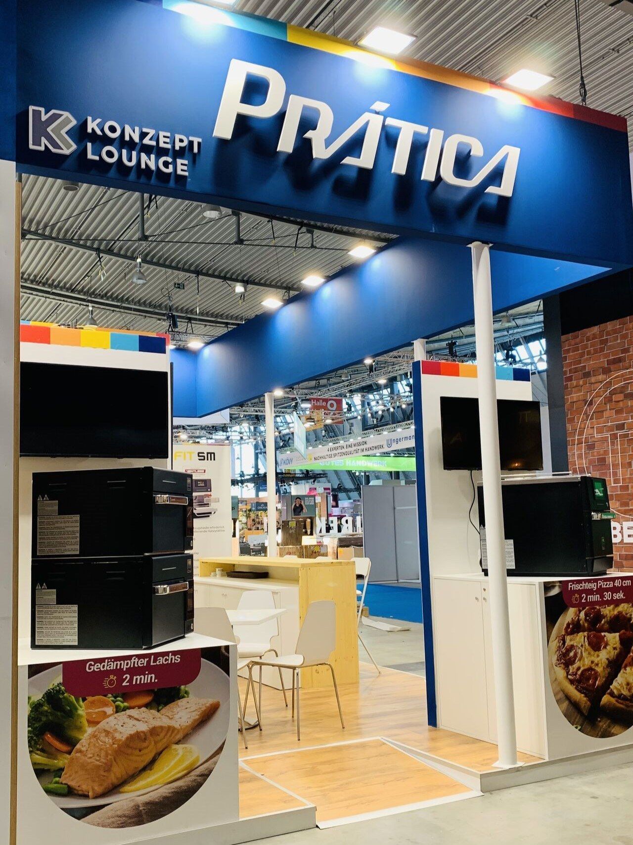 Um quiosque com uma placa que diz pratica