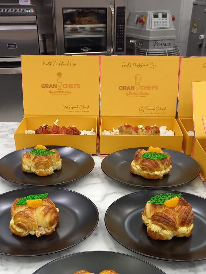 Vários pratos de comida estão sobre uma mesa.