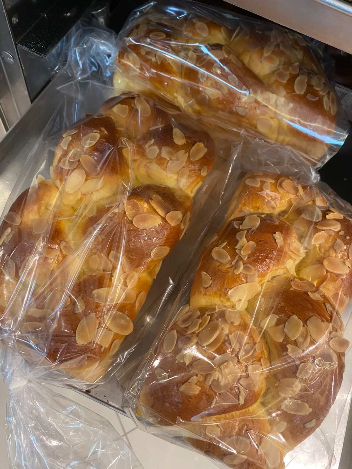 Um monte de pão embrulhado em plástico em cima de uma mesa.