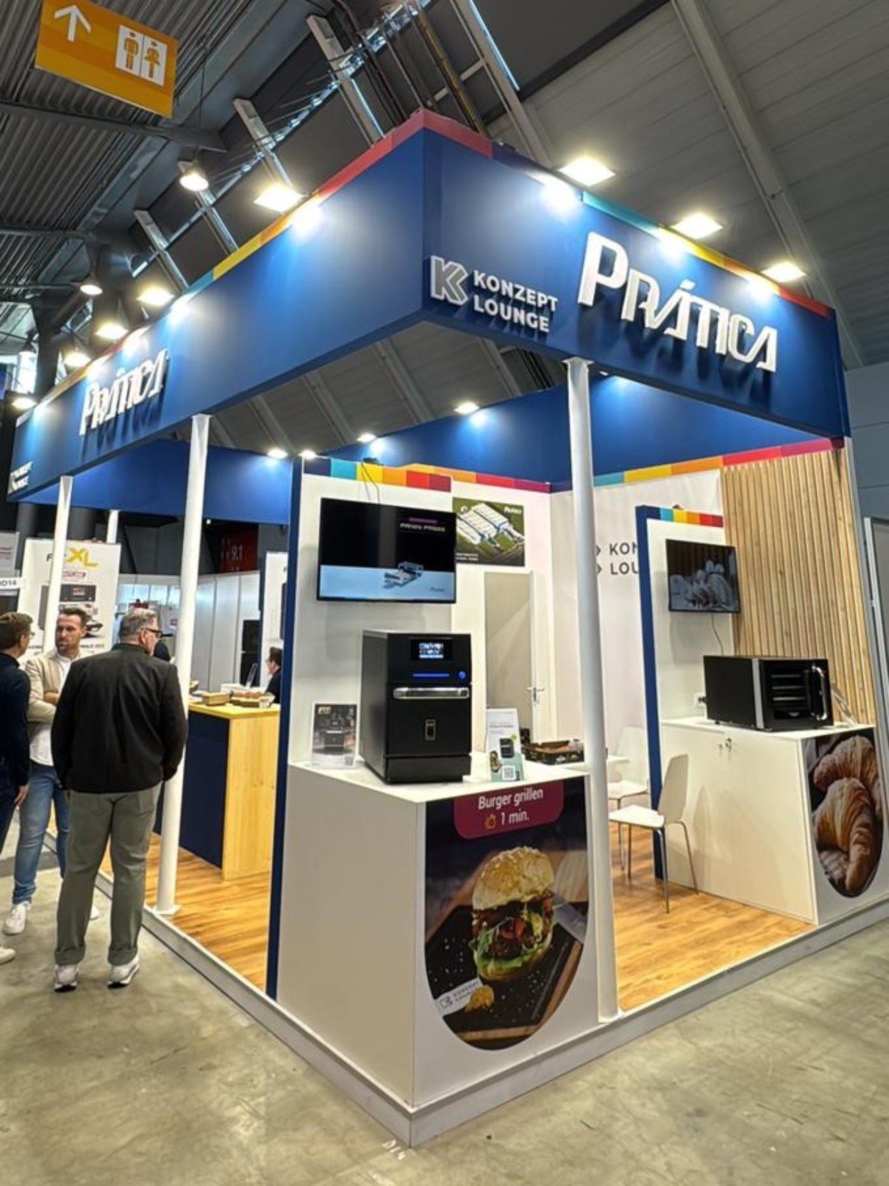 Um homem está parado em frente a uma barraca que diz prática