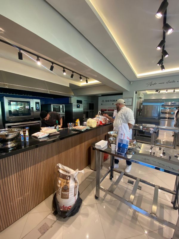 Uma cozinha com um saco de farinha no chão