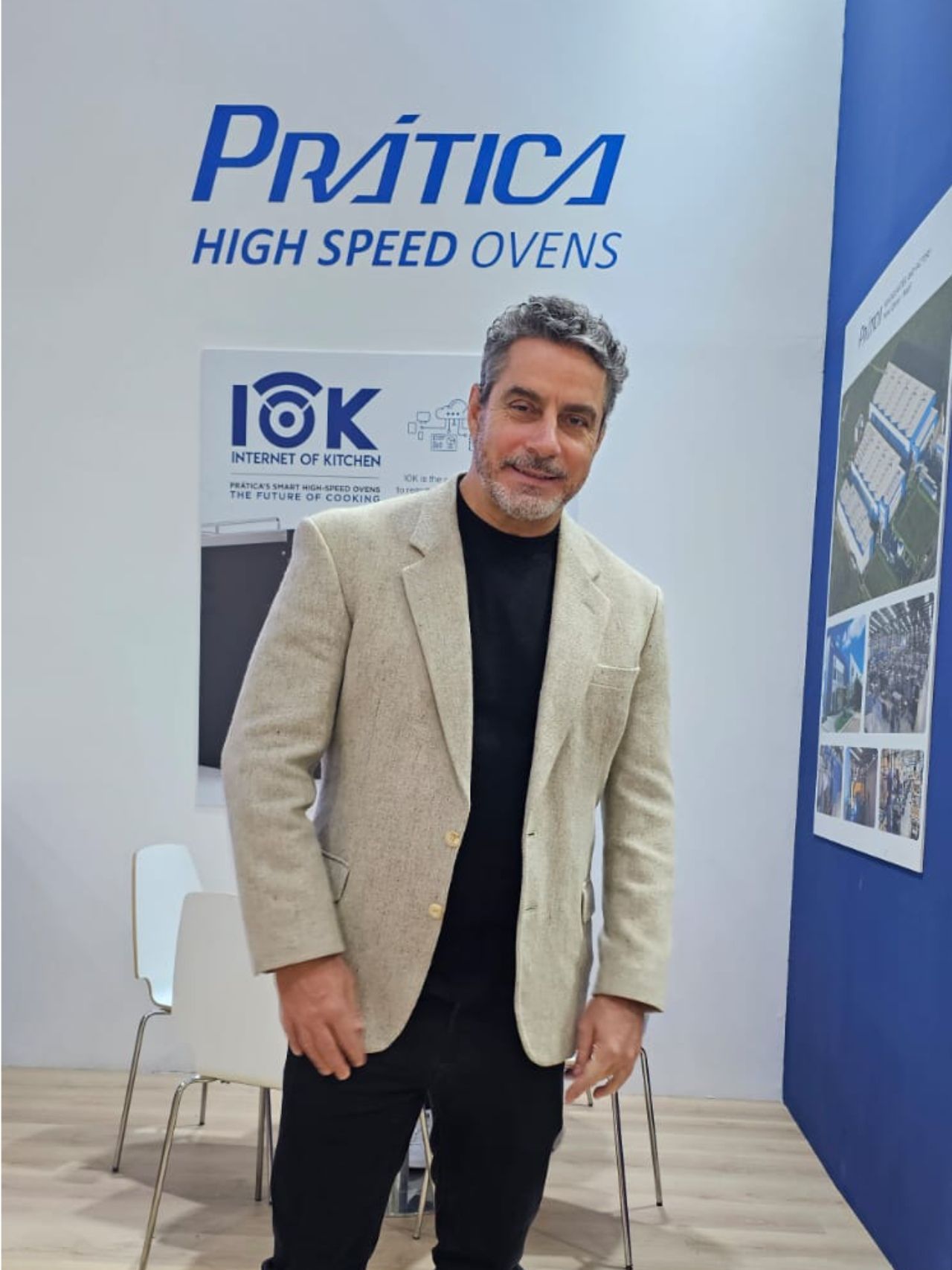 Homem de blazer em frente a uma exposição da 