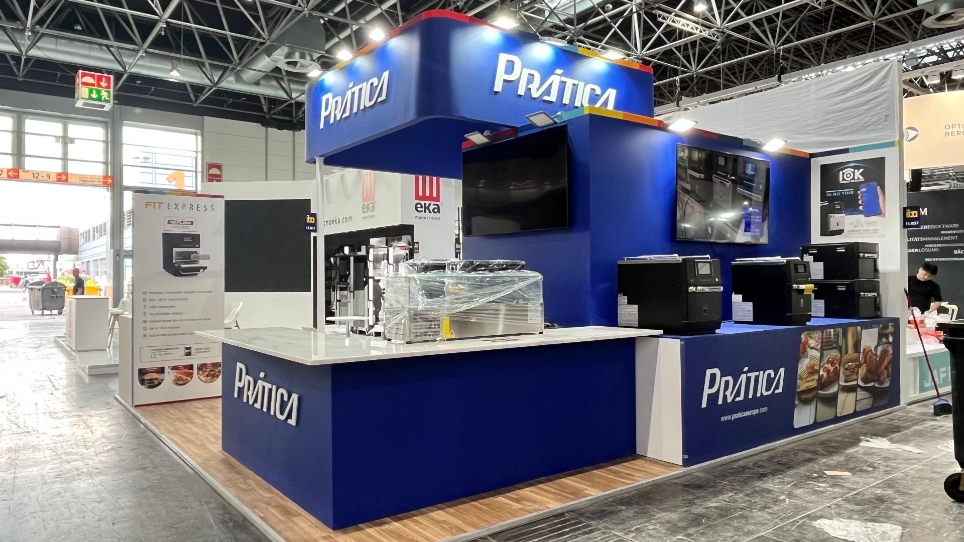 Uma cabine azul e branca com uma TV em cima.