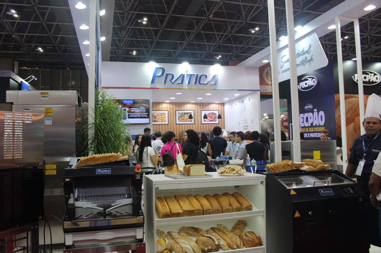 Uma padaria com uma placa que diz pratica