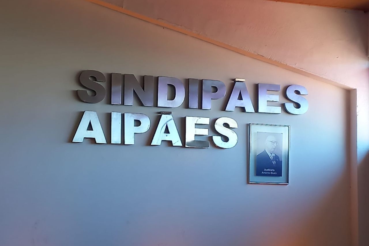 Uma placa na parede que diz sindipaes aipaes