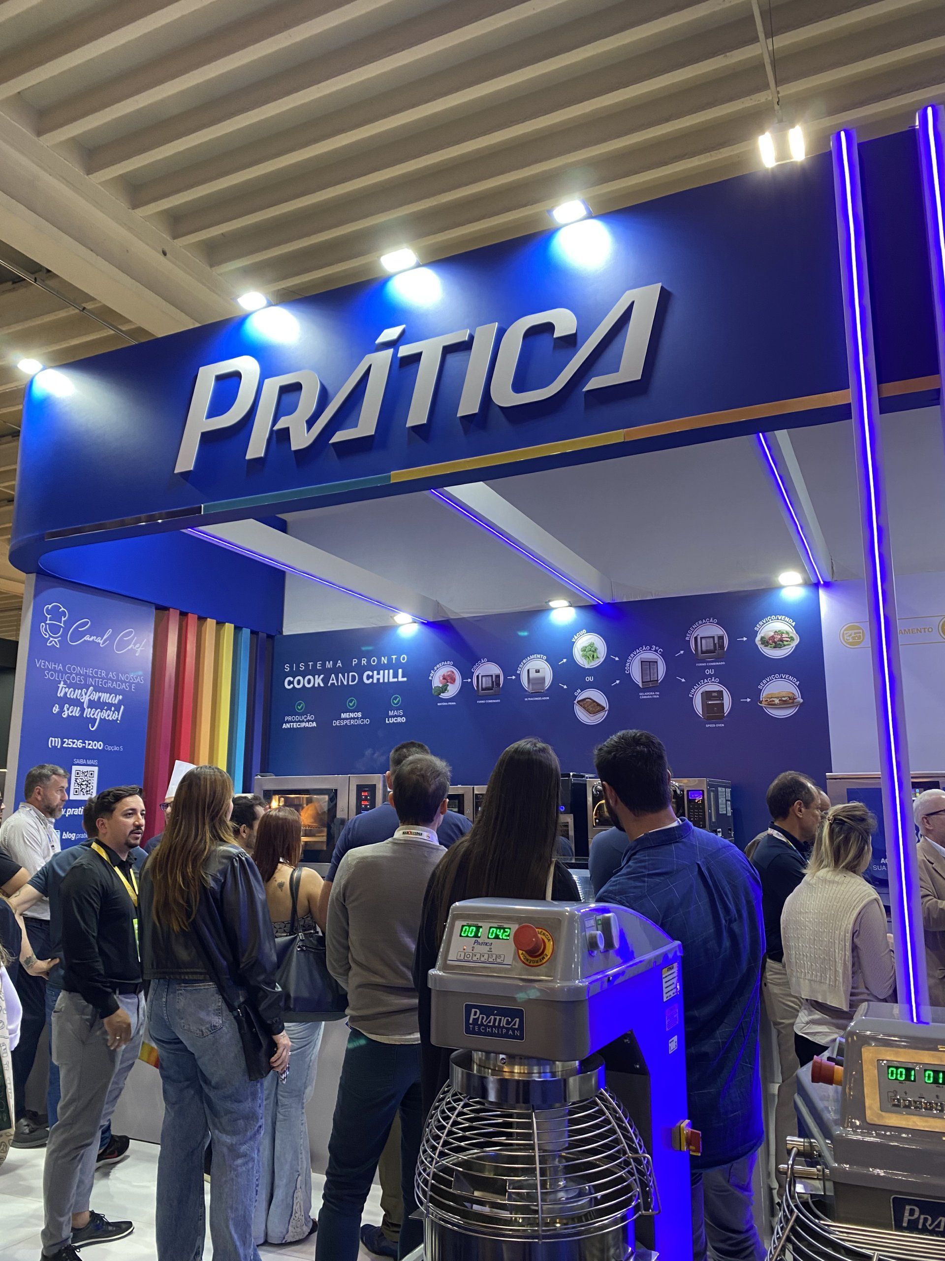 Um grupo de pessoas está parado sob uma placa que diz prática