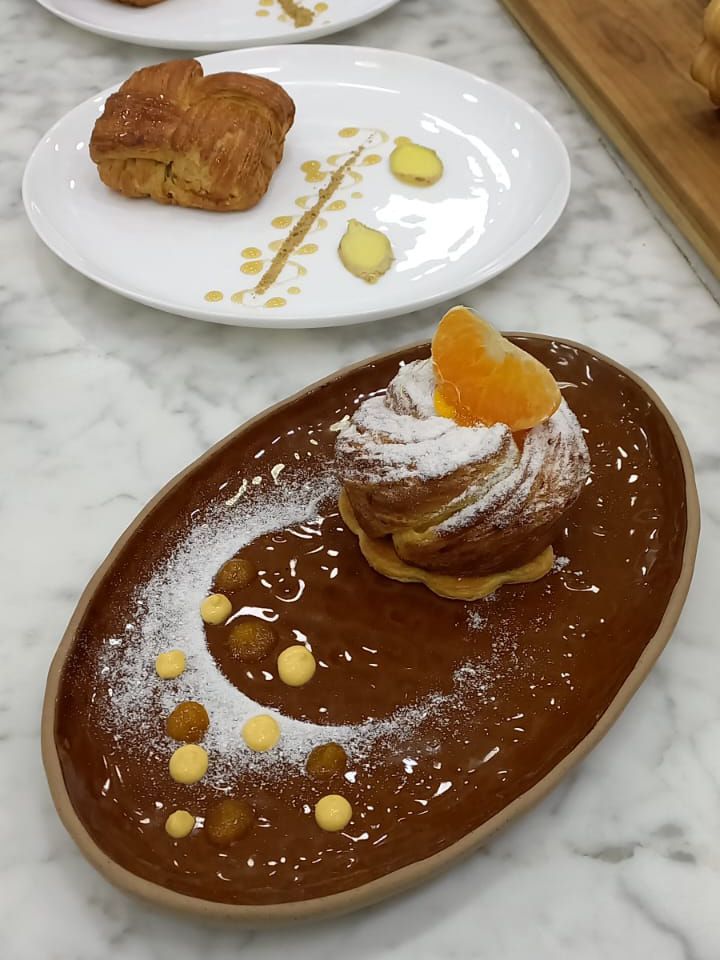 Um prato de comida com açúcar de confeiteiro
