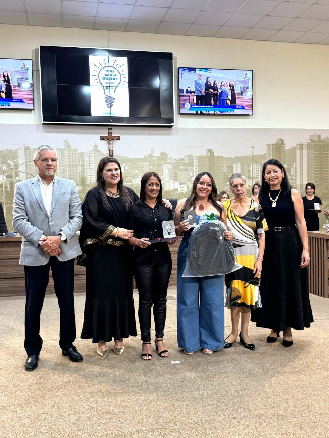 Um grupo de mulheres está posando para uma foto em uma sala.