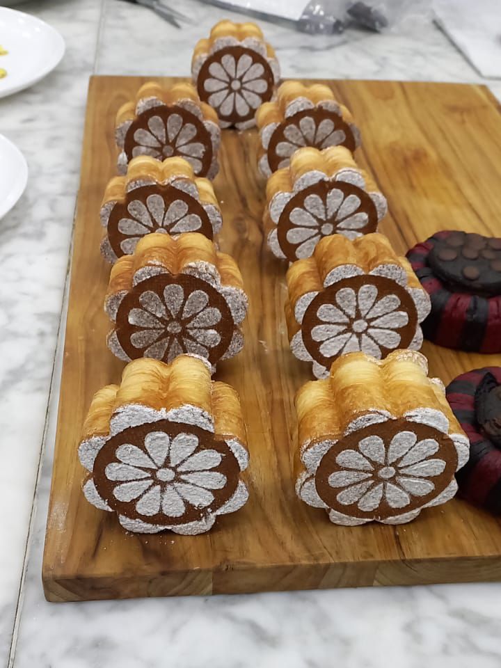 Uma tábua de corte de madeira com um monte de biscoitos nela