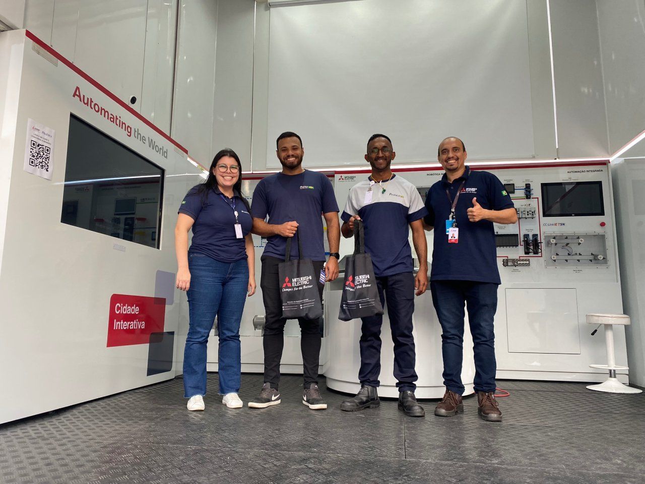 Um grupo de pessoas está de pé, uma ao lado da outra, em uma sala.