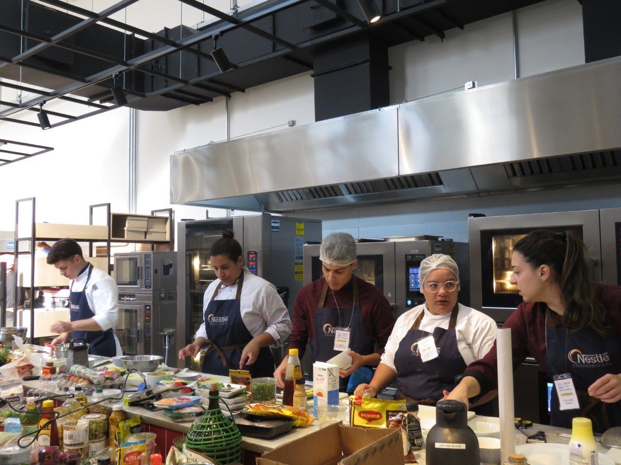 Um grupo de pessoas está preparando comida em uma cozinha.